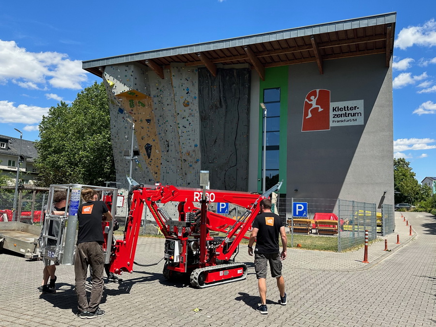 Rothlehner Arbeitsbühnen - 18 Meter Raupenbühne für Kletterzentrum Frankfurt