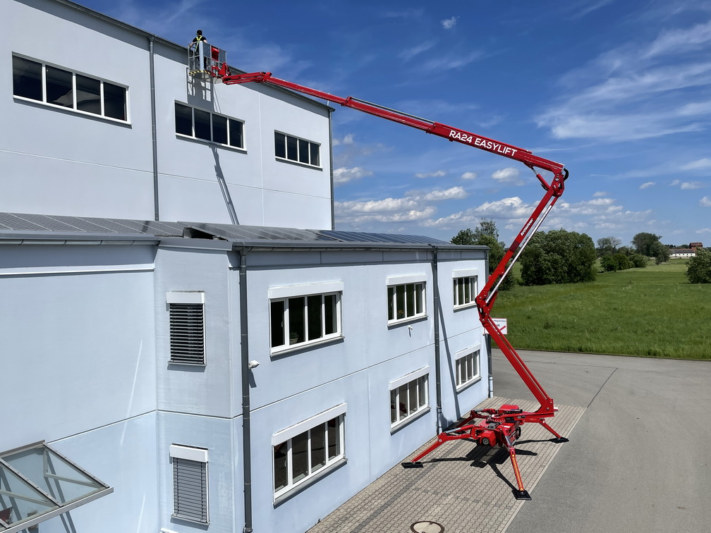 Rothlehner Arbeitsbühnen - 24 Meter Raupenbühne für Elektrotechniker