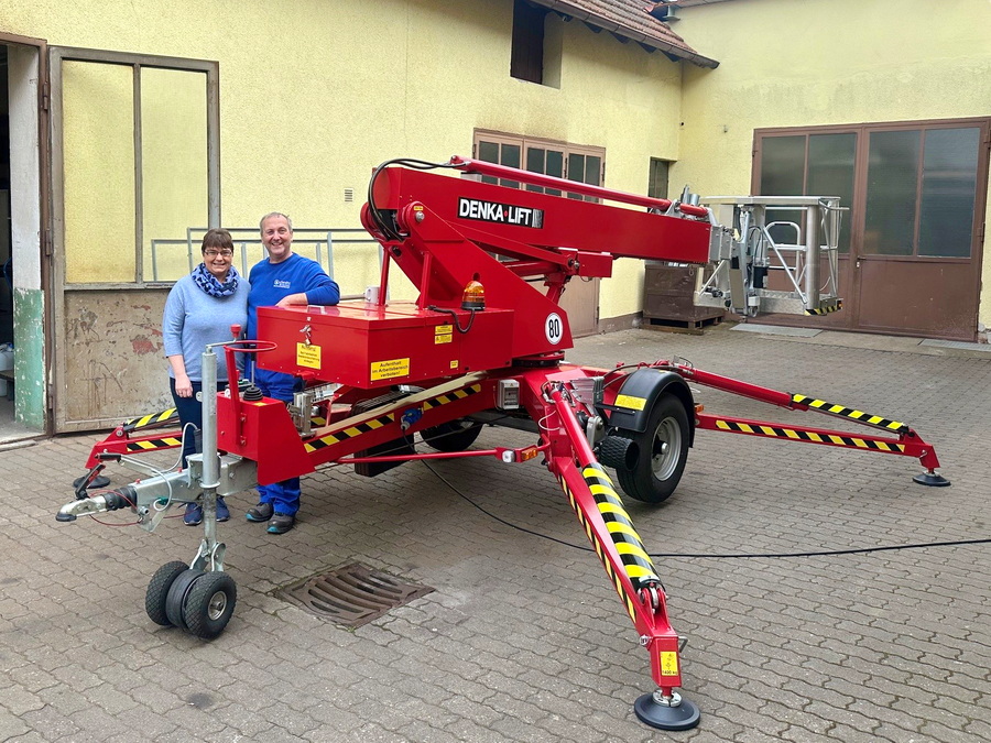 Frau und Herr Schmidt bei der Übergabe ihres neuen DENKA•LIFT DK18. Frau und Herr Schmidt bei der Übergabe ihres neuen DENKA•LIFT DK18.