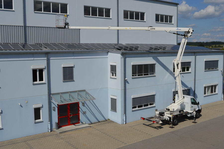 Rothlehner Arbeitsbühnen - Roofing company receives GSR B220PXE