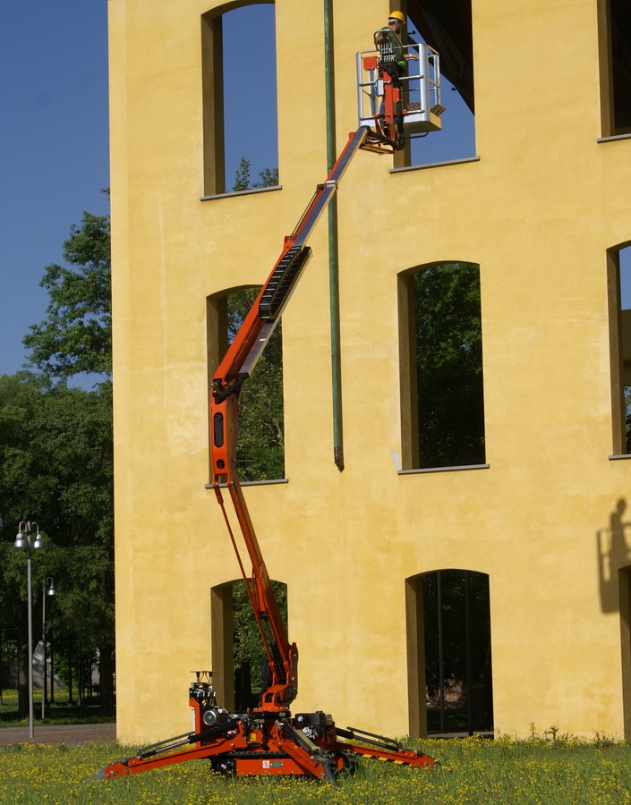 Rothlehner Arbeitsbühnen - Elektrotechniker-Spezialist erhält 18 Meter Raupenbühne