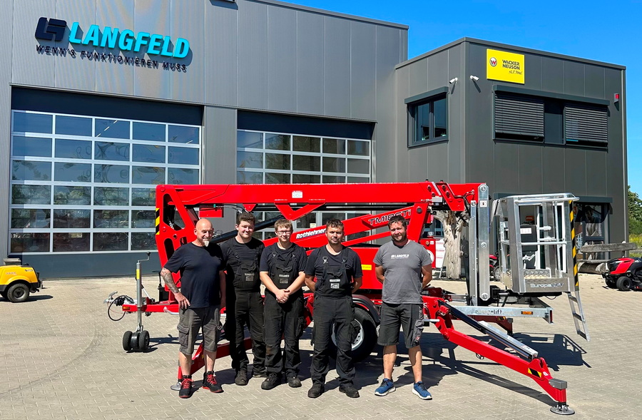 Übergabe des neuen Europelift TM18GTi an Herrn Langfeld (re.) von der Langfeld Hydraulik & Service. Übergabe des neuen Europelift TM18GTi an Herrn Langfeld (re.) von der Langfeld Hydraulik & Service.