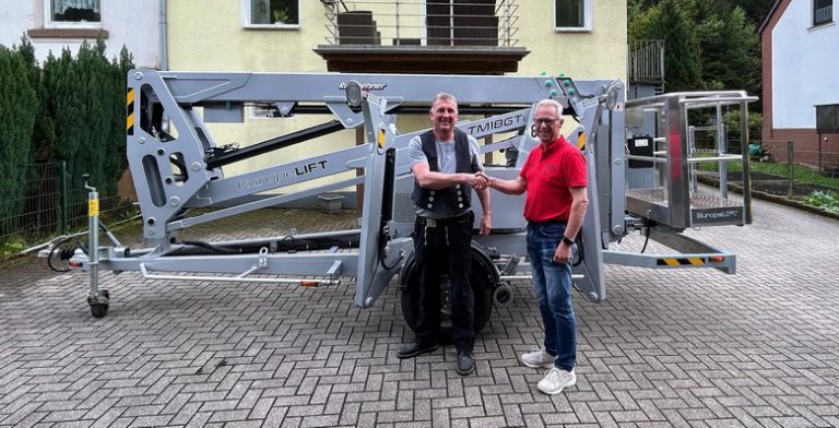 18 Meter Gelenk Anh nger F r Dachdecker Firma Rothlehner Arbeitsb hnen 18-meter-gelenk-anh-nger-f-r-dachdecker-firma-rothlehner-arbeitsb-hnen